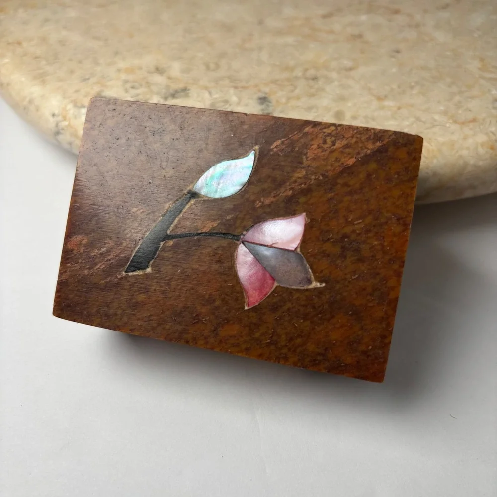 The Upper Peninsula Candle Co‎ Thimbleberry Candle Small Red Stone Inlay Box
